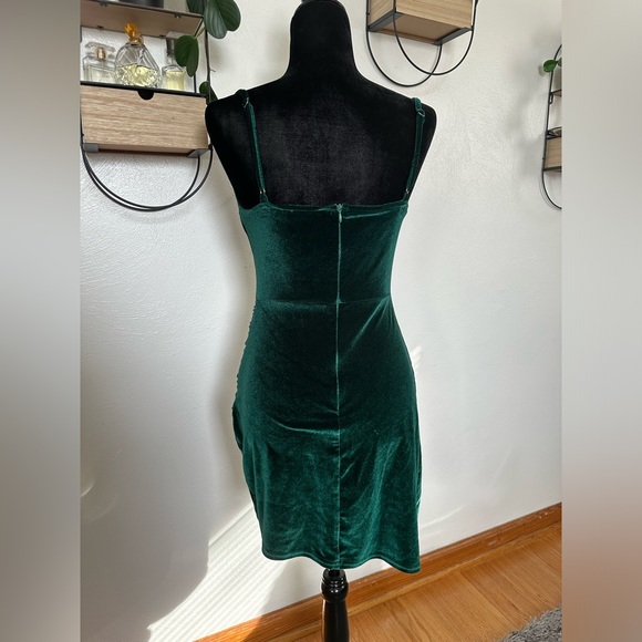 Emerald Green velvet dress - Picture 3 of 6